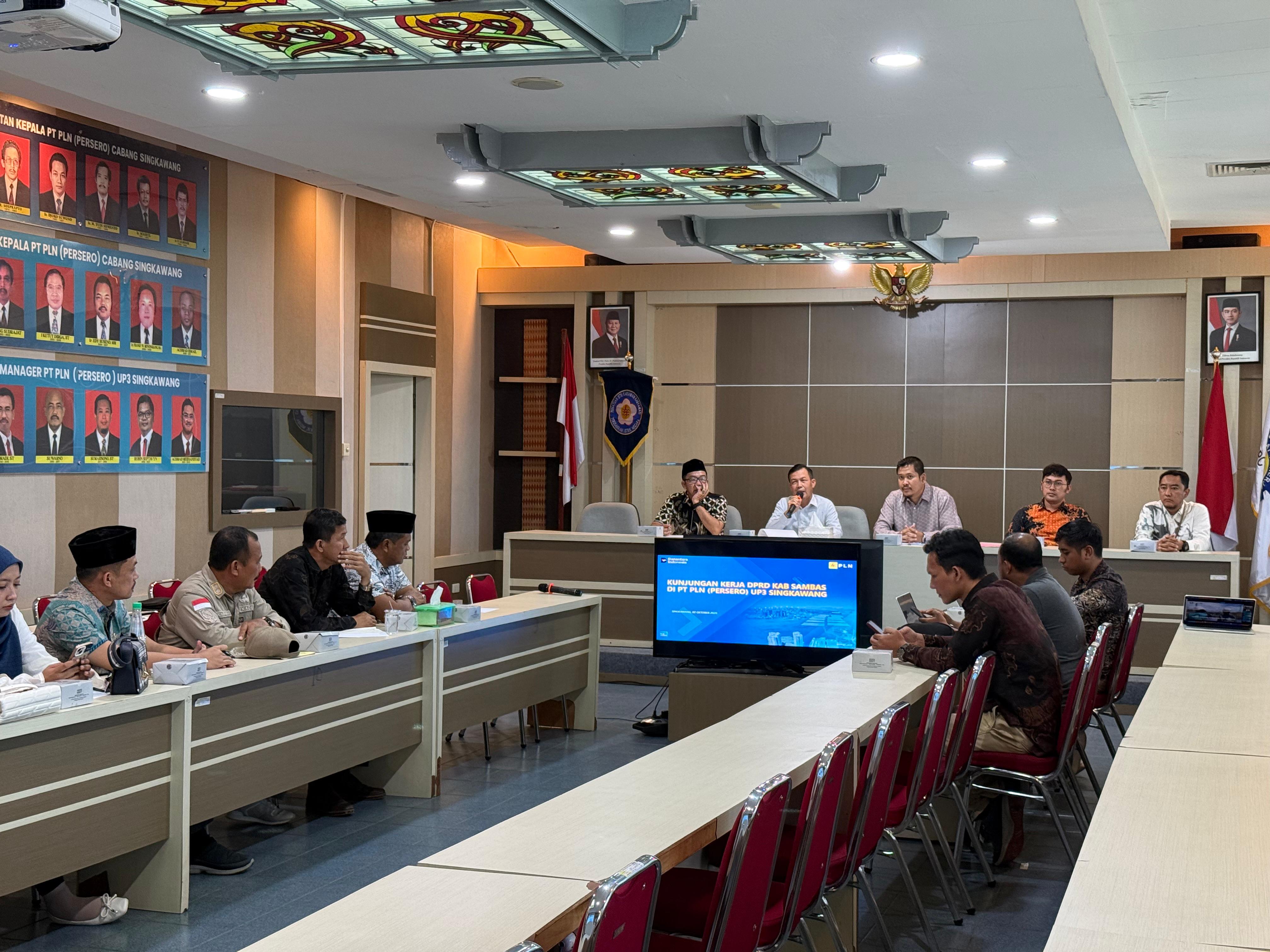 Ketua DPRD Kabupaten Sambas, H. Abu Bakar, S.Pd.I memberikan sambutan dalam kunjungan kerja ke Kantor PLN UP3 Singkawang. Kunjungan tersebut menjadi wadah dialog antara DPRD Kabupaten Sambas dan PLN U