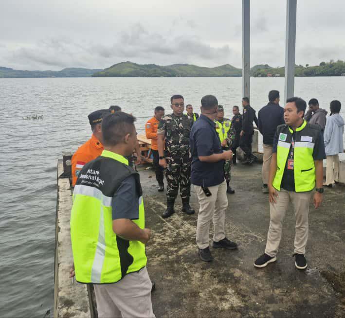 Petugas Bandara Sentani bersama Satgas Korpasgat dan instansi terkait meninjau lokasi latihan penanggulangan keadaan darurat di Dermaga Apung Yabaso, Jayapura.