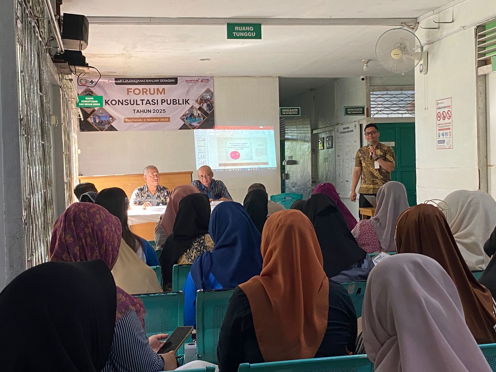 PAPARAN : Dokter umum di Puskesmas Banjar Serasan, dr. M. Lazen Zulfikar, saat menjelaskan tentang penyakit campak yang kini tengah mengalami kenaikan kasus di Kota Pontianak.