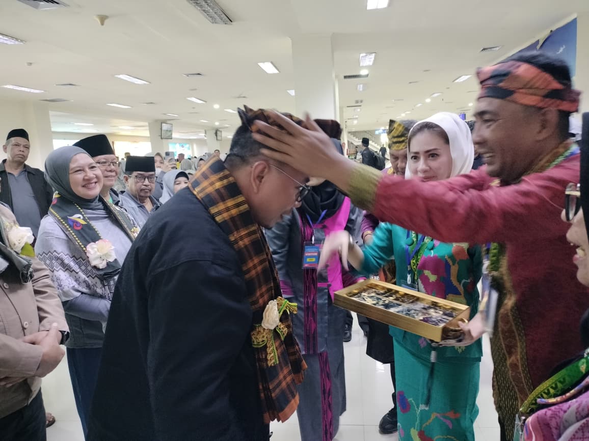 Kafilah Kalbar disambut hangat di Bandara Kendari dengan pengalungan syal dan kampurui sebelum mengikuti STQH Nasional 2025.