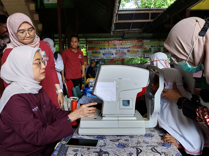 PERIKSA: Salah satu siswa MIN 2 Pontianak saat mendapatkan pemeriksaan penglihatan oleh tim Perdami Kalbar, Kamis (9/10).
