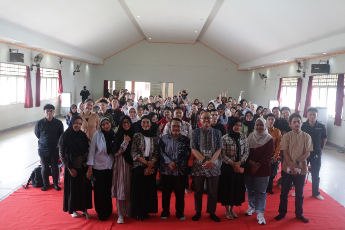 Akademisi FISIP UNTAN bersama mahasiswa Administrasi Perkantoran berfoto bersama seusai pelatihan portofolio karir di SMKN 3 Pontianak, Minggu (5/10).