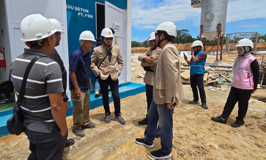 Perwakilan PT Permata Sawit Mandiri, Benny Kurniawan (ketiga dari kiri, kemeja biru), menuturkan bahwa dengan adanya listrik dari PLN, perusahaannya kini dapat mengoptimalkan proses produksi dan mered