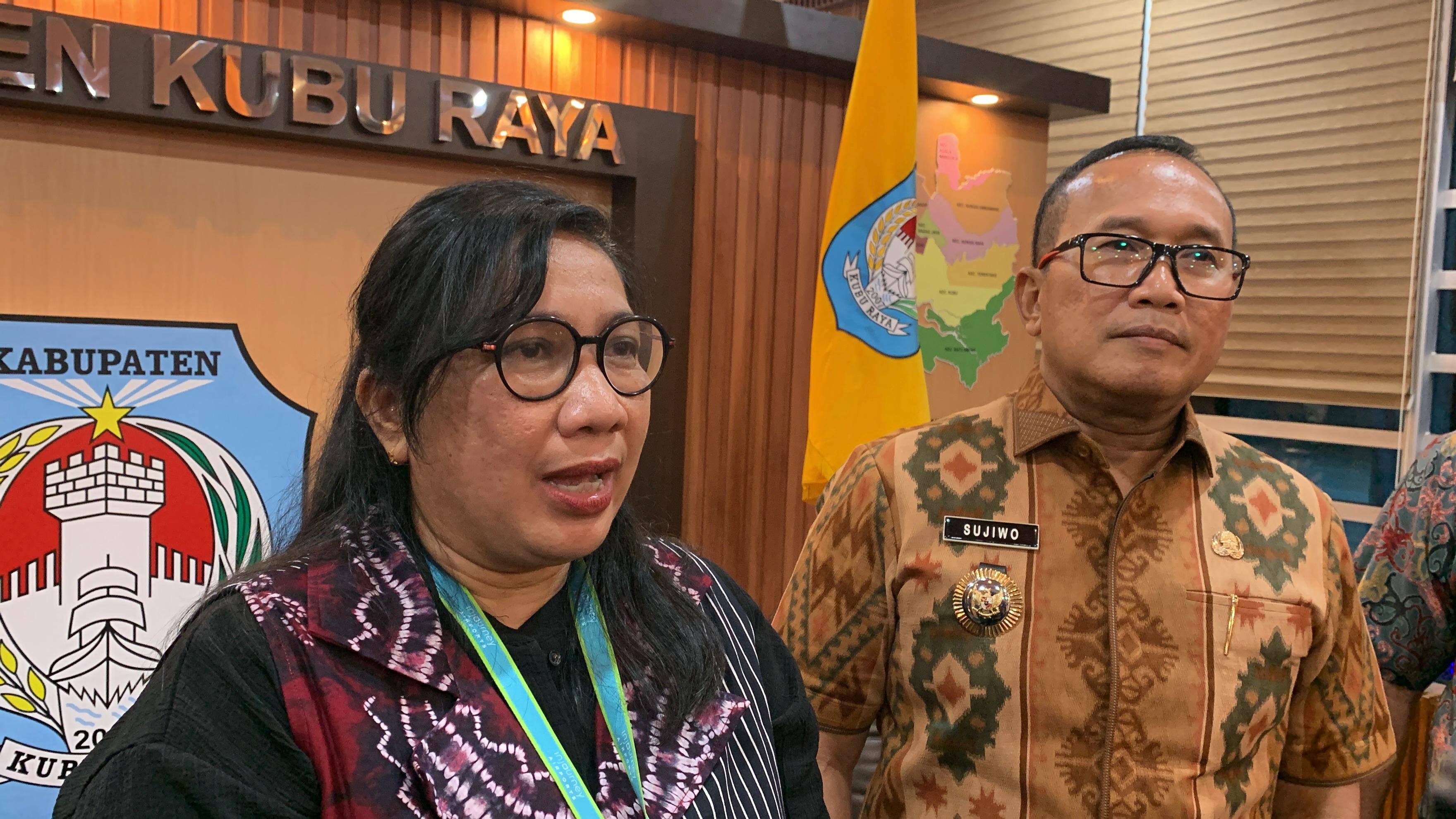 Bupati Kubu Raya Sujiwo dan GM Bandara Supadio, Maya Damayanti memberi keterangan pers usai pertemuan keduanya, Kamis (9/10).