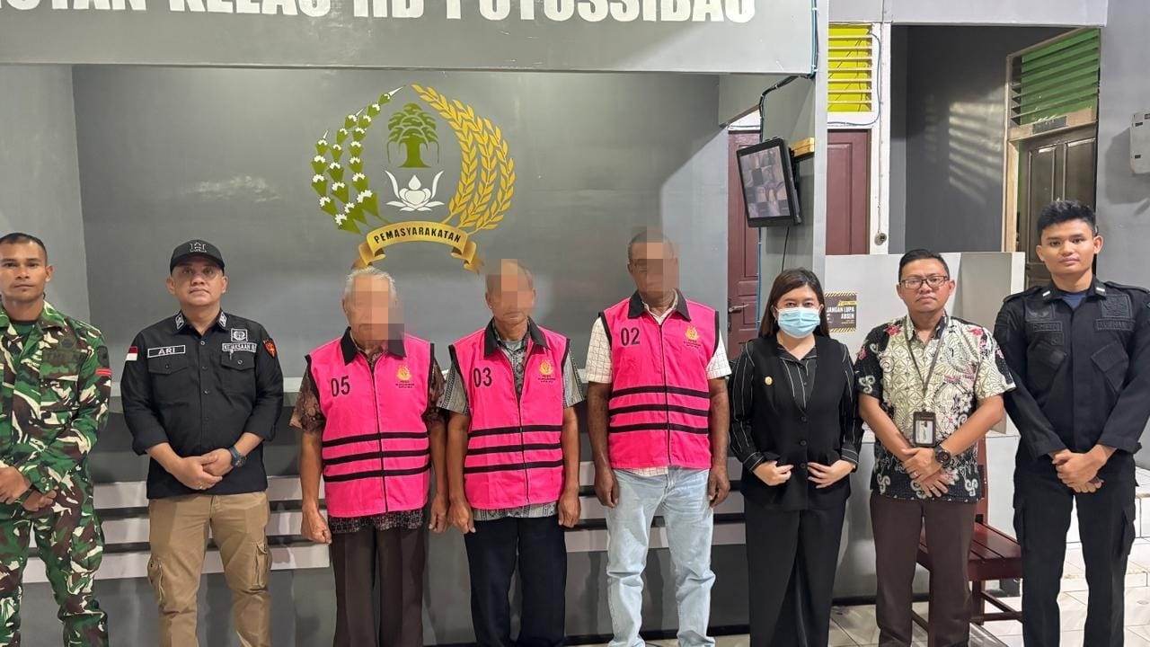 KORUPSI : Para tersangka kasus korupsi PLTMH Desa Nanga Raun Kapuas Hulu saat akan dijebloskan ke penjara, didampingi pihak berwenang.