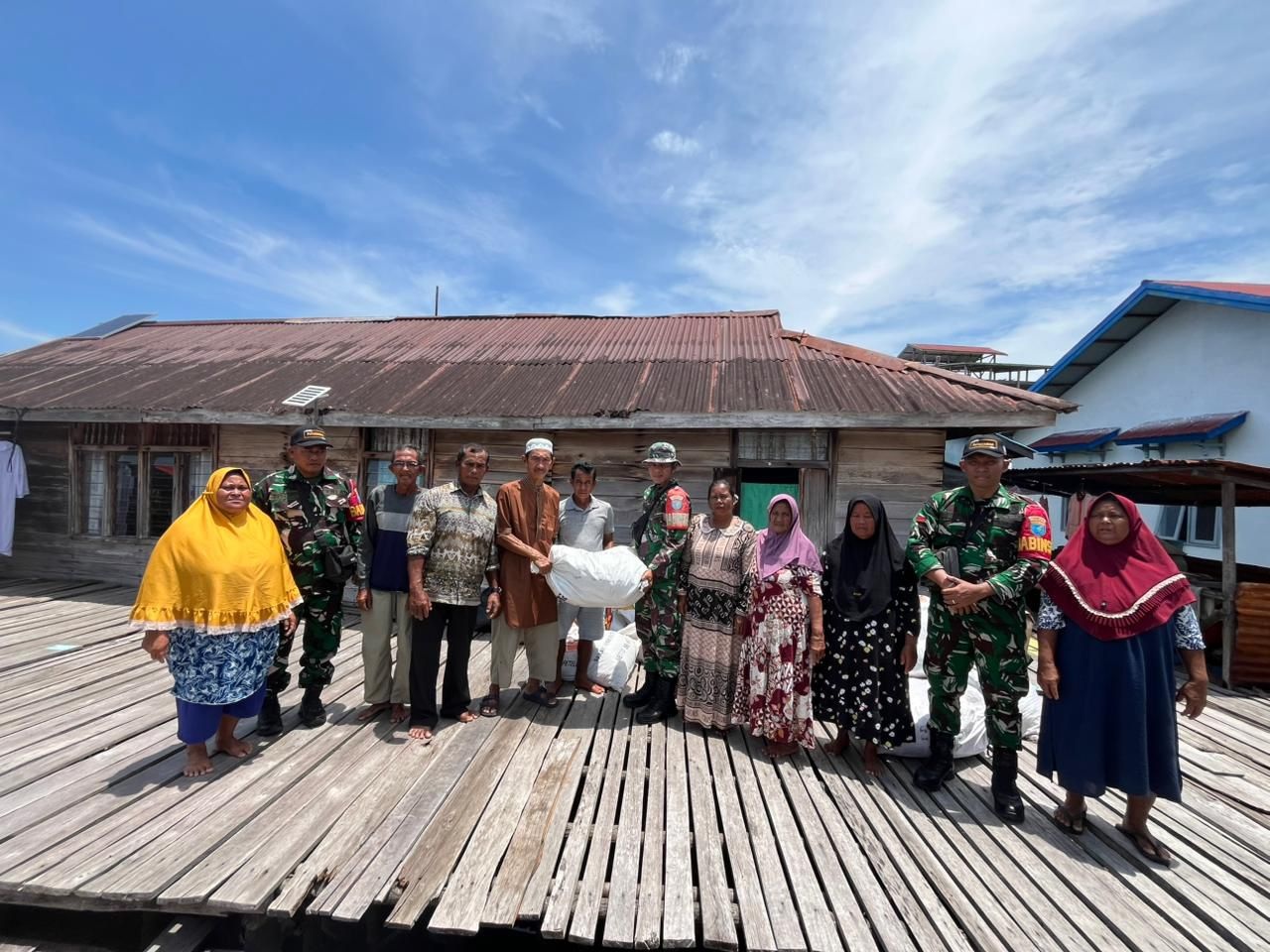BANTUAN : Penyerahan bantuan sosial yang dilakukan Babinsa Koramil Selimbau kepada warga yang tidak mampu.
