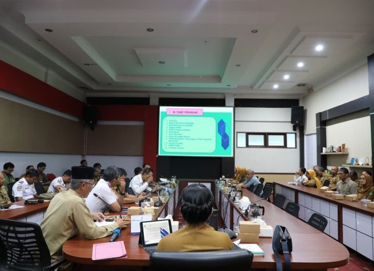 PERSIAPAN: Pememerintah Kota Singkawang menggelar rapat finalisasi menyambut HUT Pemkot Singkawang ke-24 tahun 2025, Selasa (8/10).