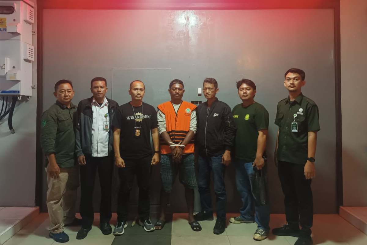 Balai Gakkum Kehutanan Wilayah Kalimantan, saat mengamankan pelaku peredaran hasil hutan ilegal, berinisial PBA (30).