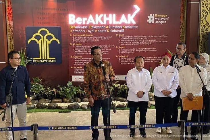 Menkum Supratman andi Agtas menyerahkan SK kepengurusan serta AD/ART PSI kepada sekjend PSI di kantor Kemenkum Jumat (10/10).
