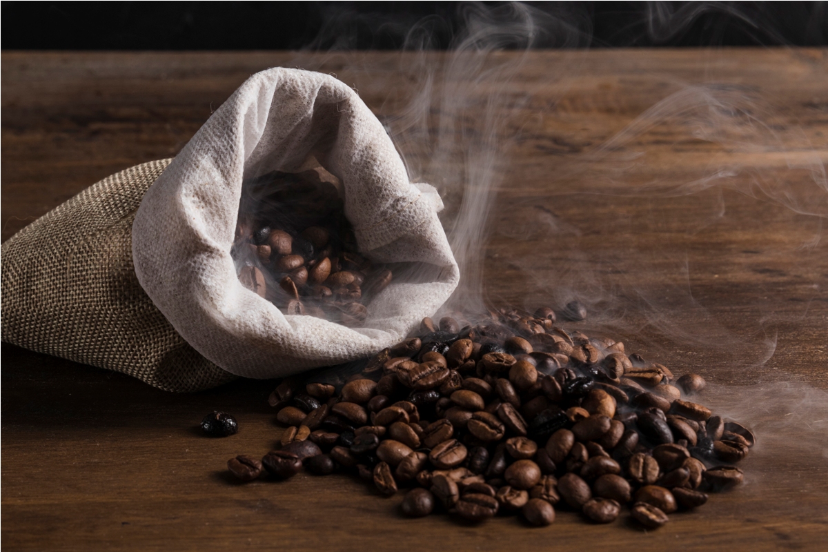 Butiran kopi yang mengeluarkan aroma khas setelah disangrai.