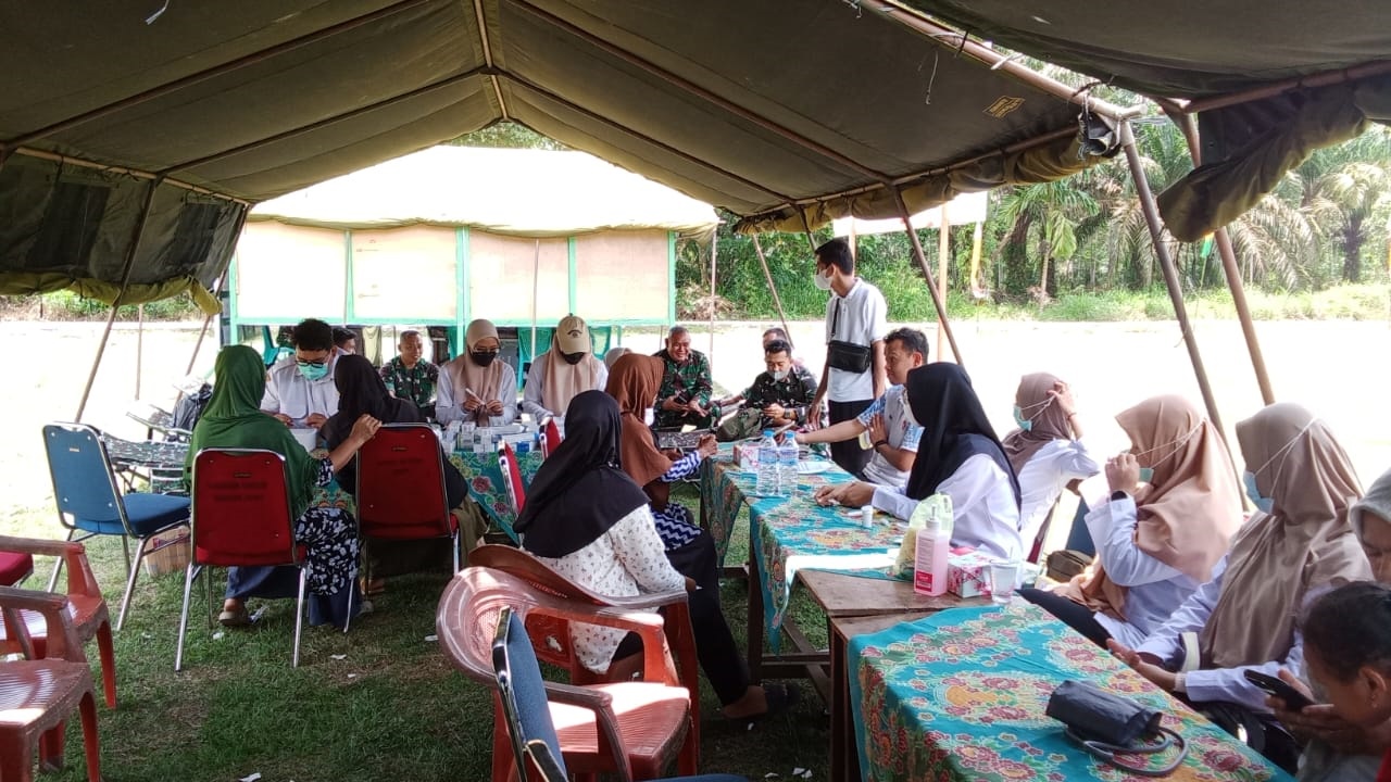 CEK KESEHATAN: Pelaksanaan cek kesehatan gratis saat TMMD mendapat sambutan antusias warga.