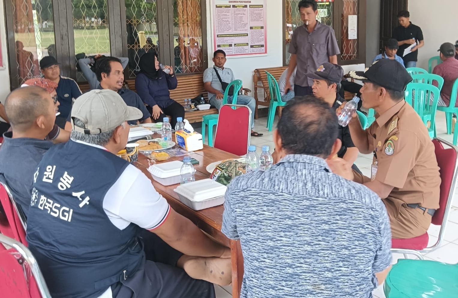 PENOLAKAN : Sejumlah warga menyampaikan surat pernyataan penolakan terhadap kehadiran Ormas ARUN di di Kantor Kecamatan Marau, Selasa (7/10).