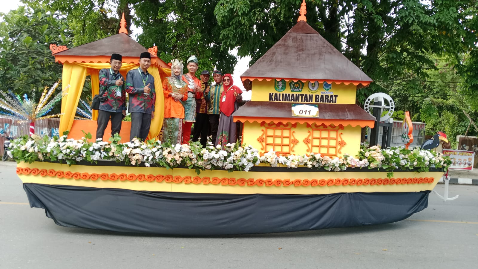 Kafilah Kalimantan Barat tampil anggun di atas mobil hias bernuansa budaya Melayu dalam Pawai STQH Nasional XXVIII di Kendari.