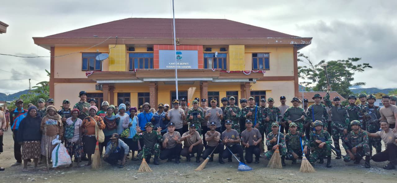 Aparat TNI, Polri, dan Pemkab Dogiyai bersama warga bergotong royong dalam kegiatan Jumat Bersih di halaman Kantor Bupati Dogiyai.