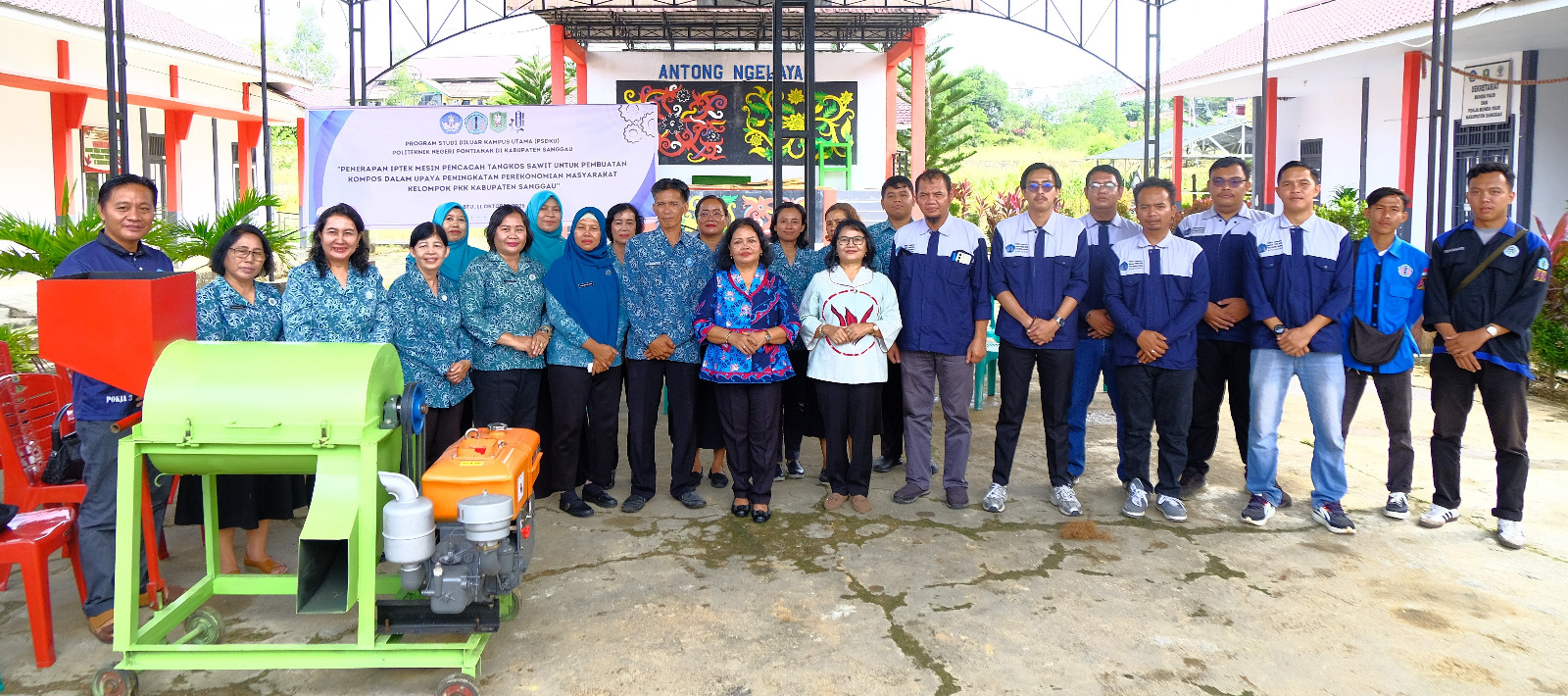 Tim Dosen PSDKU Politeknik Negeri Pontianak Kabupaten Sanggau bersama TP PKK Kabupaten Sanggau foto bersama pada Kegiatan PKM yang berlangsung di Kantor TP PKK Kabupaten Sanggau, Sabtu, (11/10 2025).