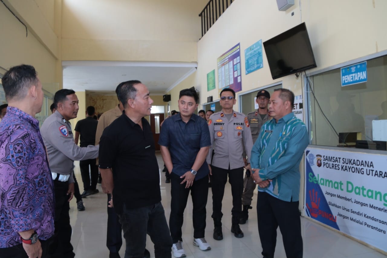TINJAU: Wakil Gubernur Kalbar Krisantus Kurniawan meninjau kantor Samsat Kayong Utara untuk memastikan pelayanan pajak kendaraan berjalan optimal, Kamis (9/10).