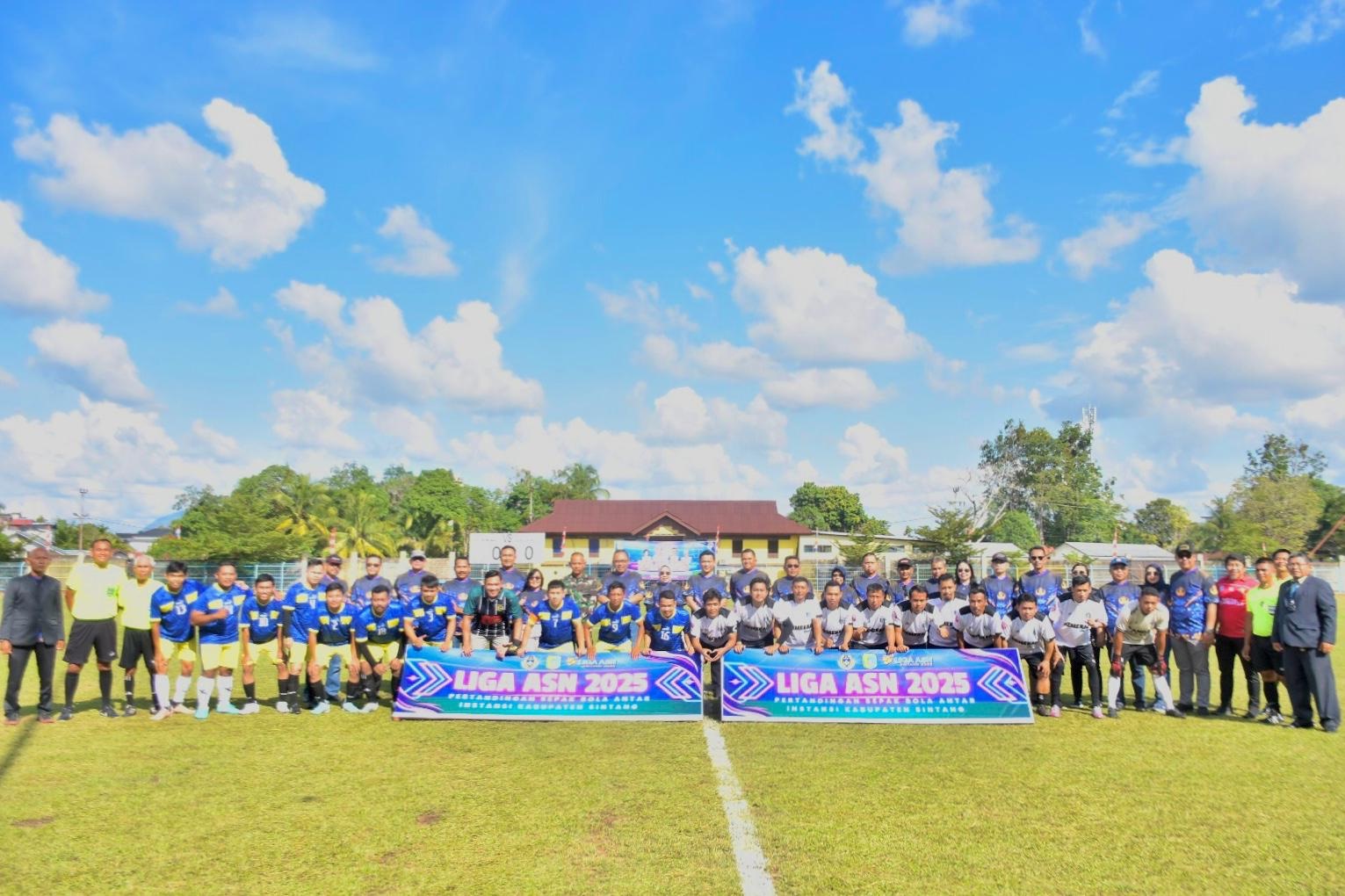 LIGA ASN: Foto bersama pada pertandingan pembuka Liga ASN 2025 di Stadion Baning Sintang, Jumat (10/10).