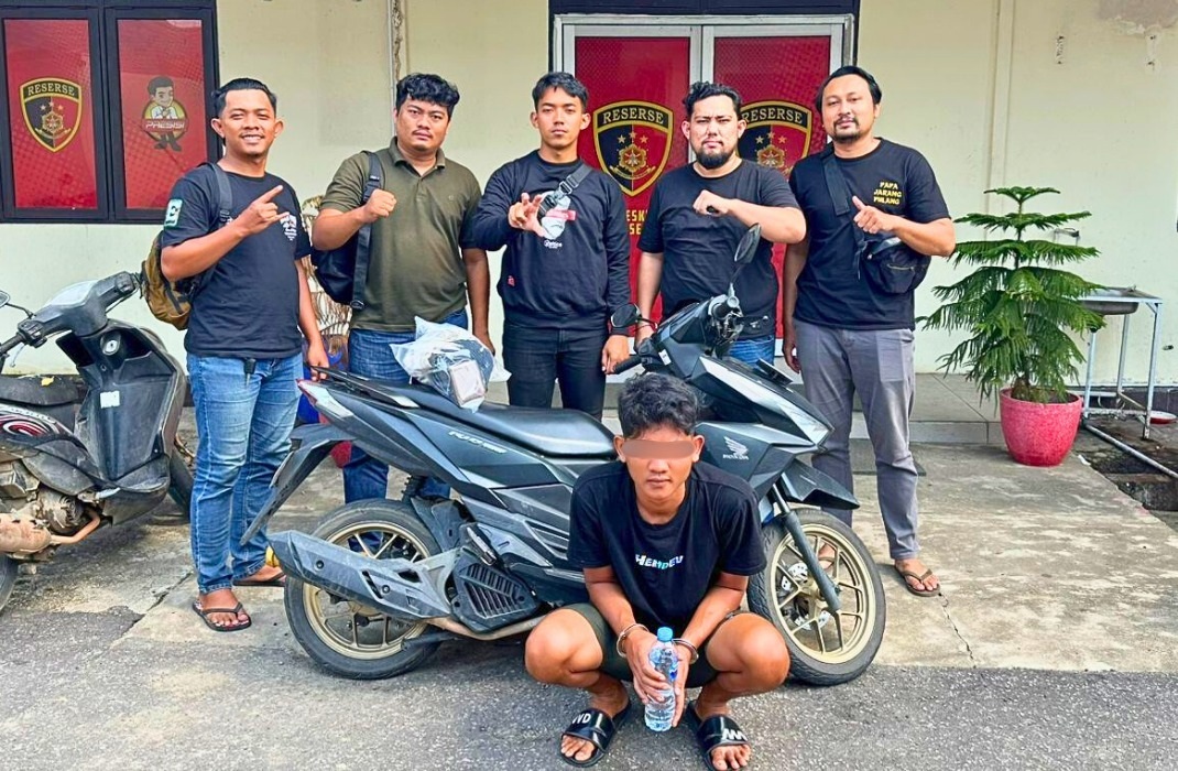 AMANKAN: Tim Resmob Macan Raya Polres Kubu Raya saat mengamankan pelaku pencurian motor asal Sintang yang mencoba menjual barang curian melalui Facebook.