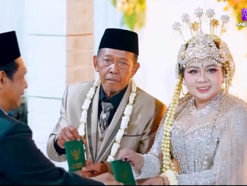 BEDA USIA: Tarman, seorang lansia asal Karanganyar menikahi Sheila Arika, 24, asal Pacitan dengan mahar cek senilai Rp 3 miliar.
