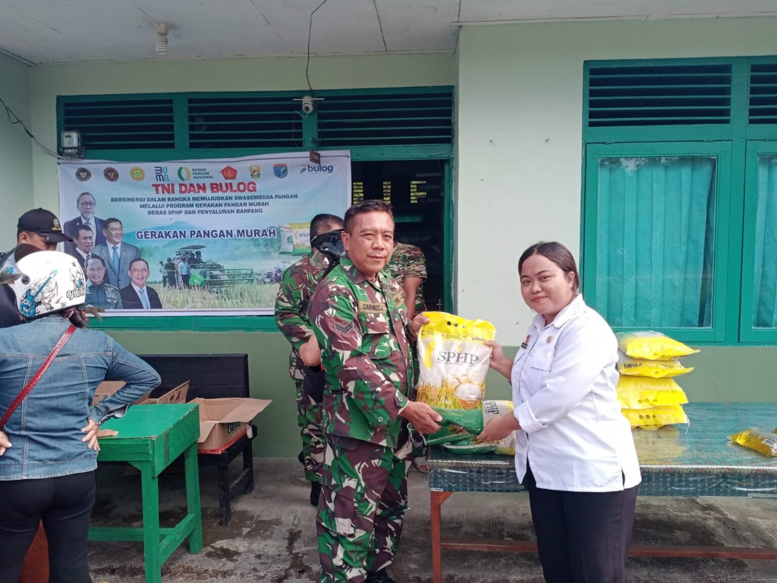 MURAH: Warga Parindu memanfaatkan gerakan pangan murah yang digelar di halaman Koramil Parindu, kemarin.