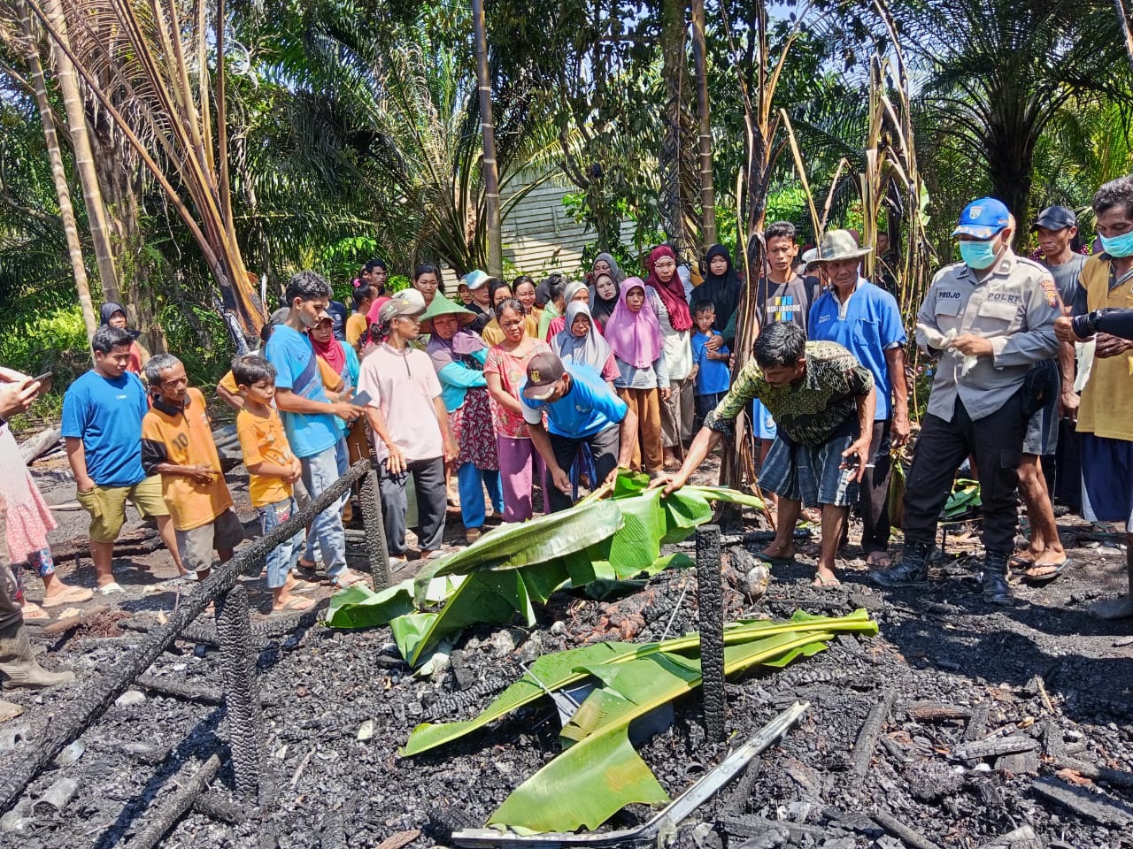 TERBAKAR : Kondisi bangunan rumah yang terbakar usai memasak di Pulau Maya, Kabupaten Kayong Utara.