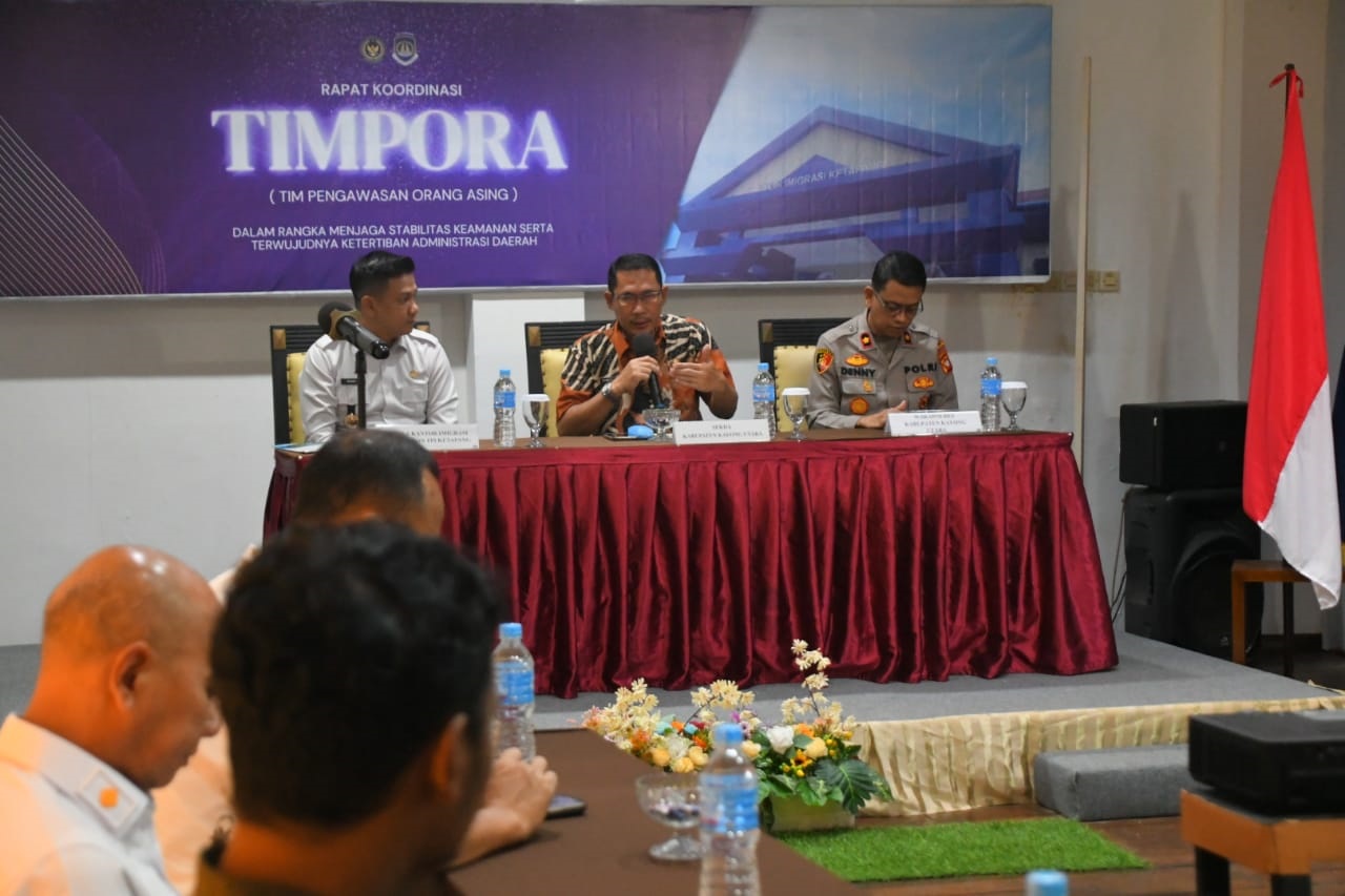 TIMPORA : Rapat Koordinasi Tim Pengawasan Orang Asing (TIMPORA) Kabupaten Kayong Utara Tahun 2025, di Mahkota Hotel, Sukadana, Jumat (10/10).