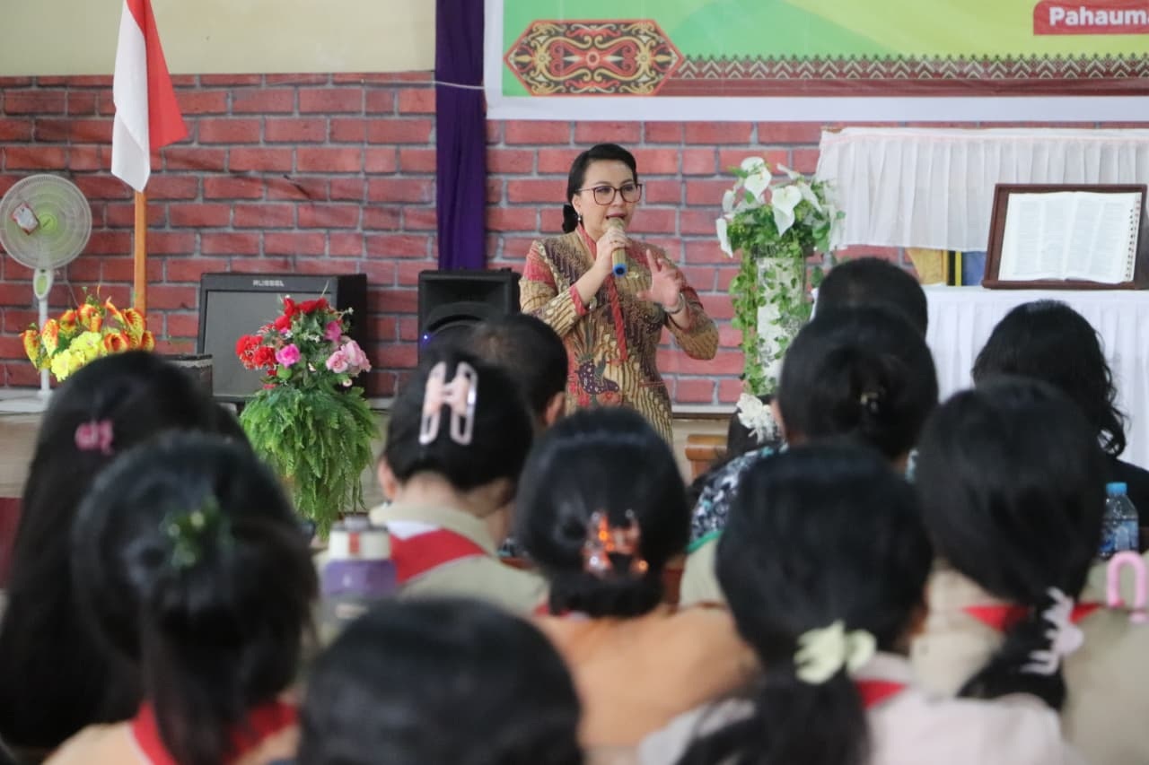 LOKAKARYA : Bupati Landak, Karolin Margret Natasa, membuka lokakarya penyadaran dan pencegahan perkawinan anak dibawah umur dan pembekalan kepemimpinan organisasi GKE se-Kalimantan Barat di Gereja GKE