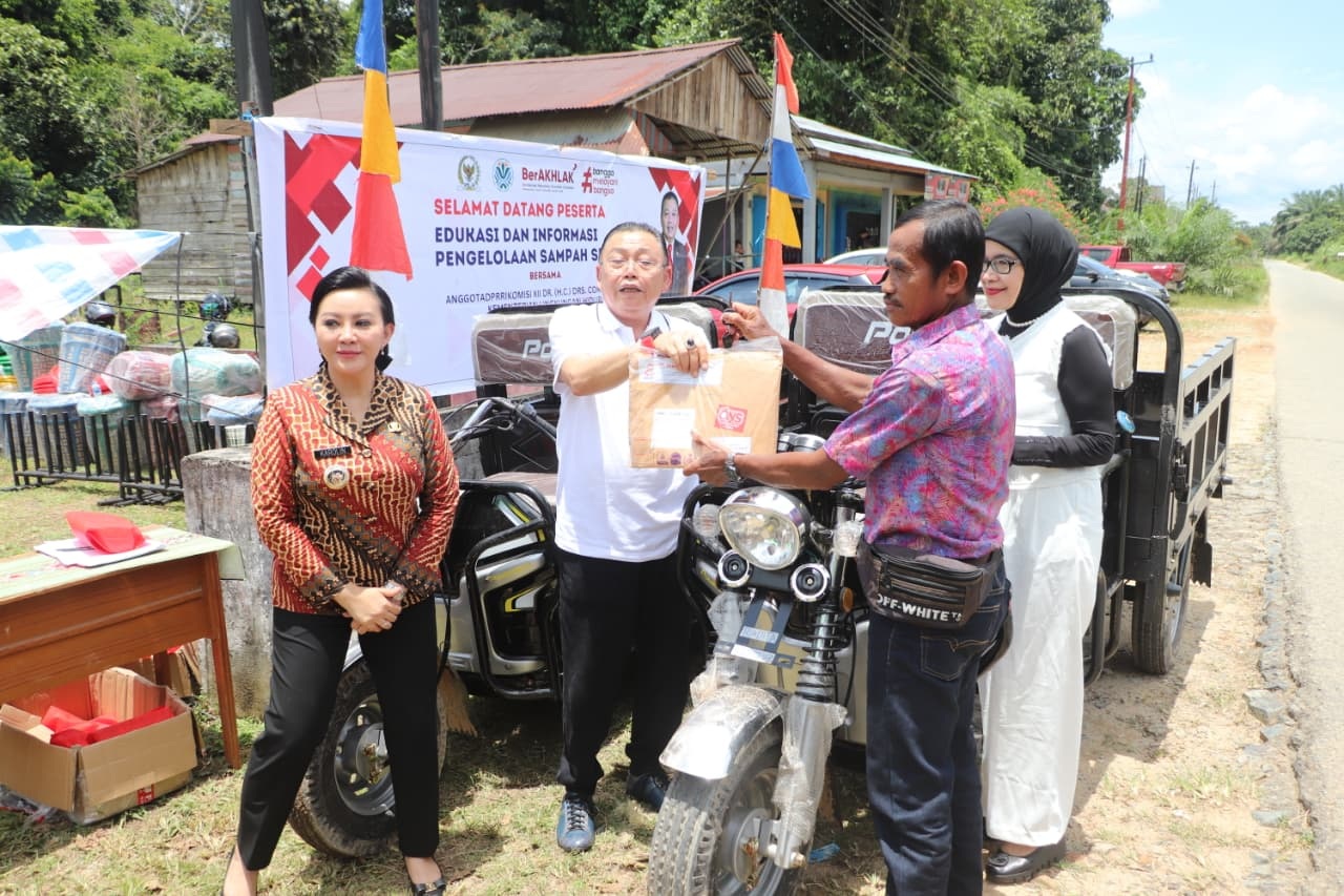 BANTUAN : Anggota Komisi XII DPR RI, Cornelis, saat menyerahkan bantuan berbagai perlengkapan pengelolaan sampah dari Kementerian Lingkungan Hidup RI, sekaligus melakukan edukasi dan informasi pengelo