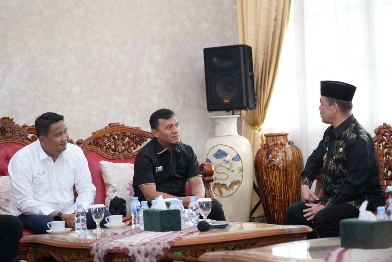KUNJUNGAN: Gubernur Kalbar Ria Norsan menerima Executive General Manager Pertamina Patra Niaga Regional Kalimantan, Isfahani, di Istana Rakyat Pontianak pada Kamis (9/10).