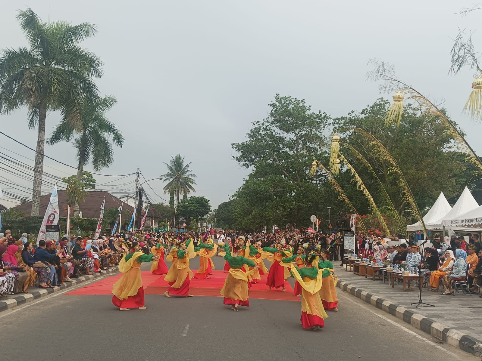 MERIAH: Suasana kemeriahan pembukaan Pekan Kebudayaan Daerah (PKD) di Halaman Mess Daerah Singkawang pada Jumat (10/10). PKD akan digelar hingga 18 Oktober 2025.