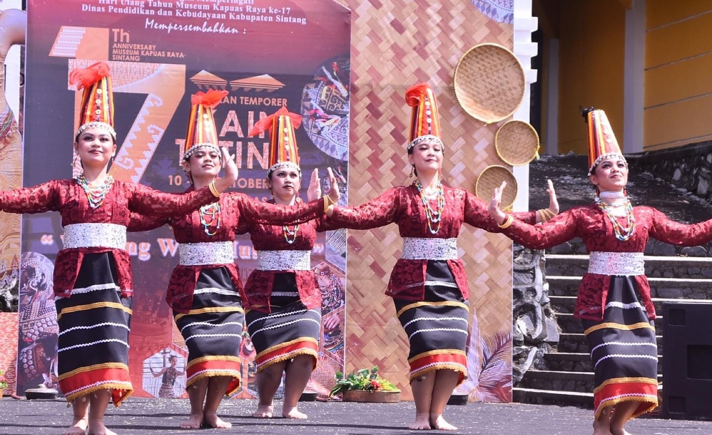 PEMBUKAAN: Para penari menggunakan kain tating dalam pembukaan pameran budaya dalam rangka HUT ke-17 Museum Kapuas Raya, Jumat (10/10).
