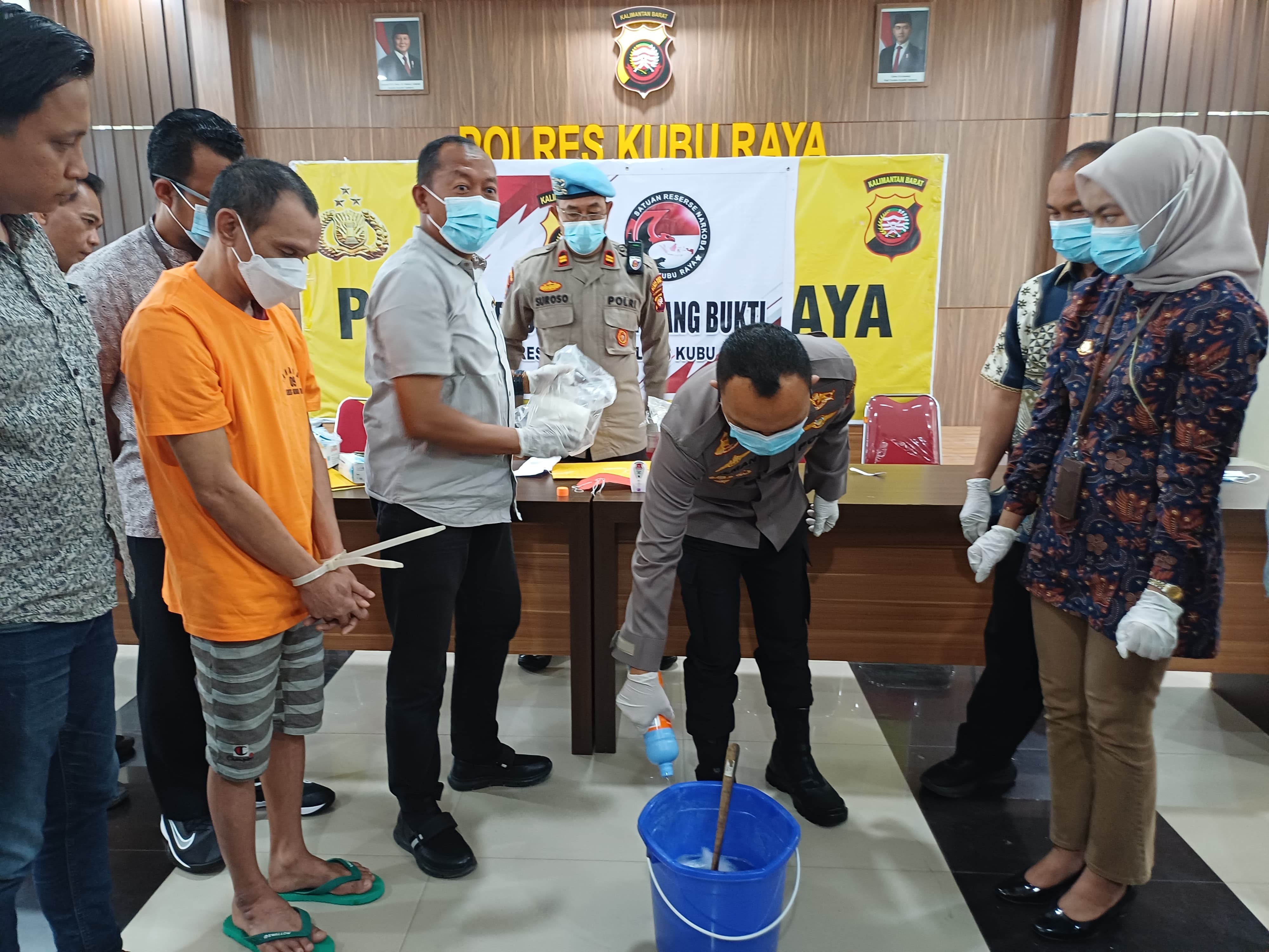 MUSNAHKAN: Wakapolres Kubu Raya Kompol Hilman Malaini memimpin pemusnahan sabu seberat dua kilogram hasil pengungkapan di Bandara Supadio dan Komplek Amesta Raya, Jumat (10/10).