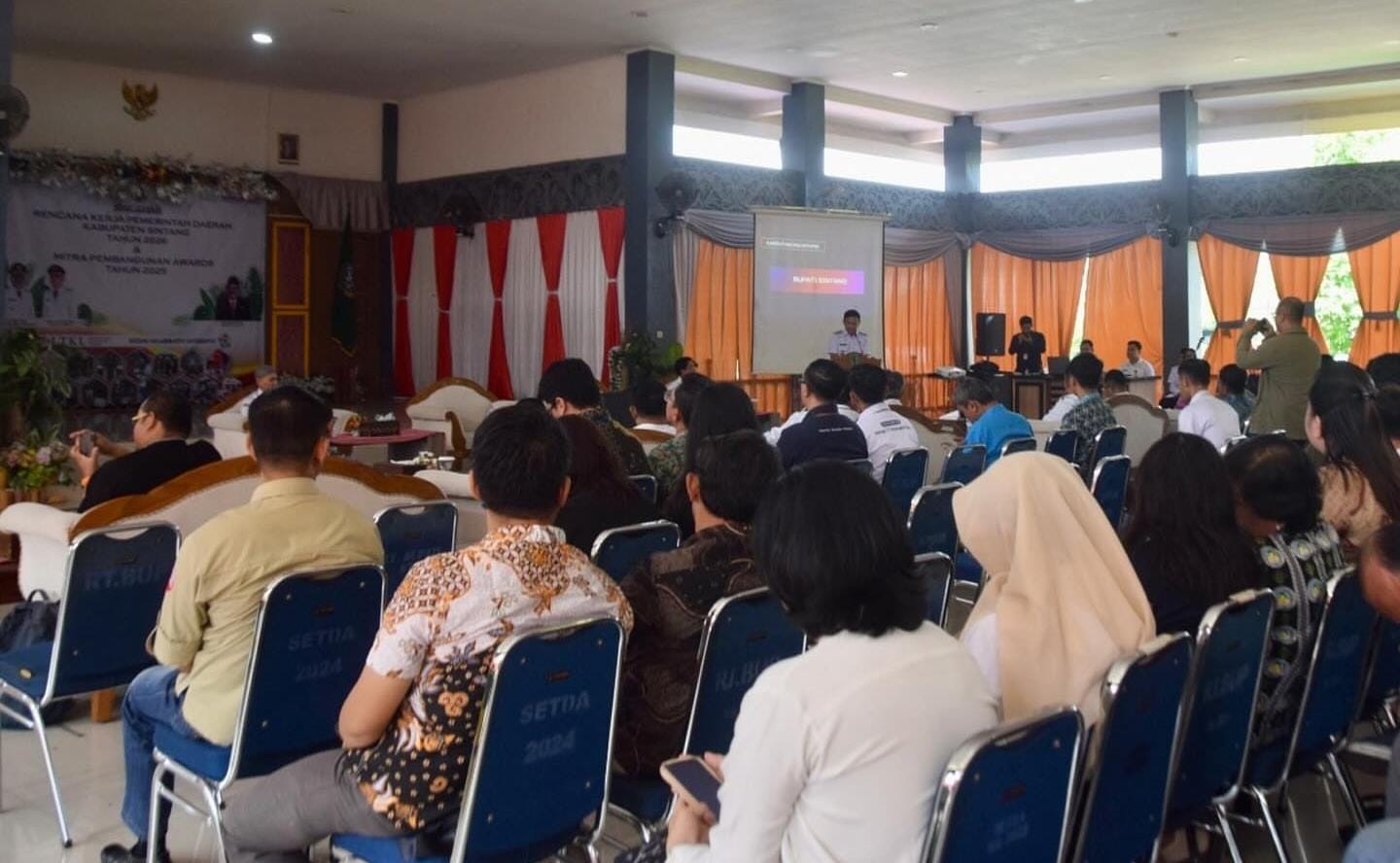 RAPAT: Suasana Rapat Sosialisasi RKPD 2026 di Pendopo Bupati Sintang, Jumat (10/10).