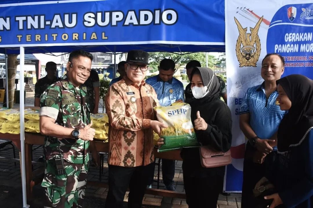 SALURKAN: Bupati Kubu Raya, Sujiwo, saat menyalurkan sembako murah dalam Gerakan Pangan Murah di Taman Dirgantara Lanud Supadio yang digelar TNI AU dan Bulog.