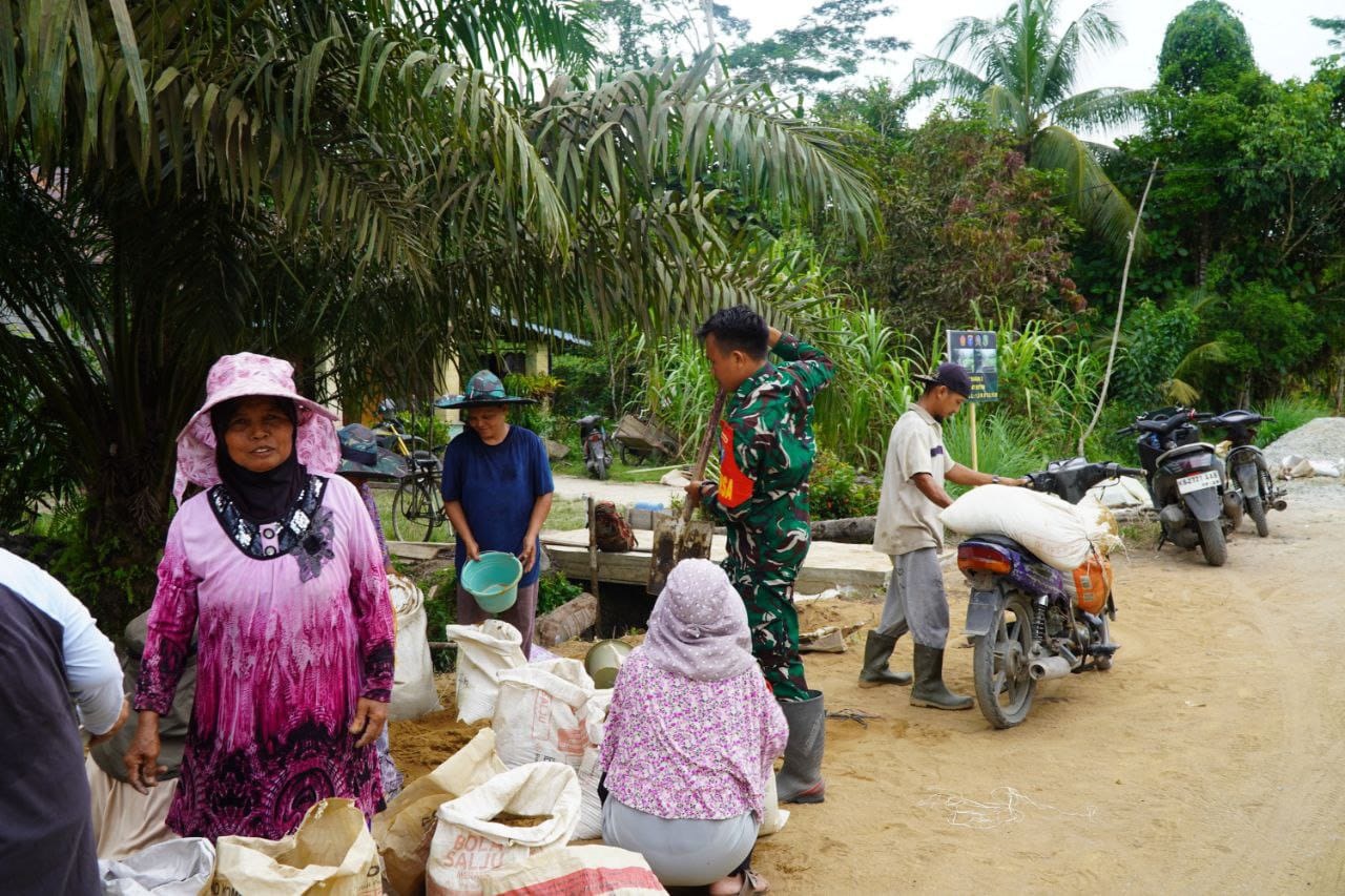 PERMUDAH WARGA: Pembangunan jalan ke kawasan pertanian akan mempermudah warga saat ke sawah atau kebun.