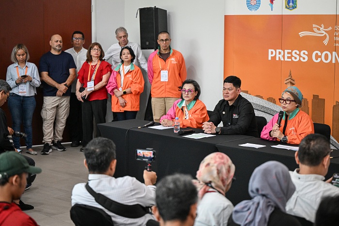 Ketua Umum Federasi Gimnastik Indonesia (FGI) Ita Yuliati (kanan), Ketua Umum Komite Olimpiade Indonesia (NOC Indonesia) Raja Sapta Oktohari (kedua kanan) dan Sekjen FGI Sri Sundari Kencana Ayu (ketiga kanan) menyampaikan keterangan pers jelang 53rd FIG A
