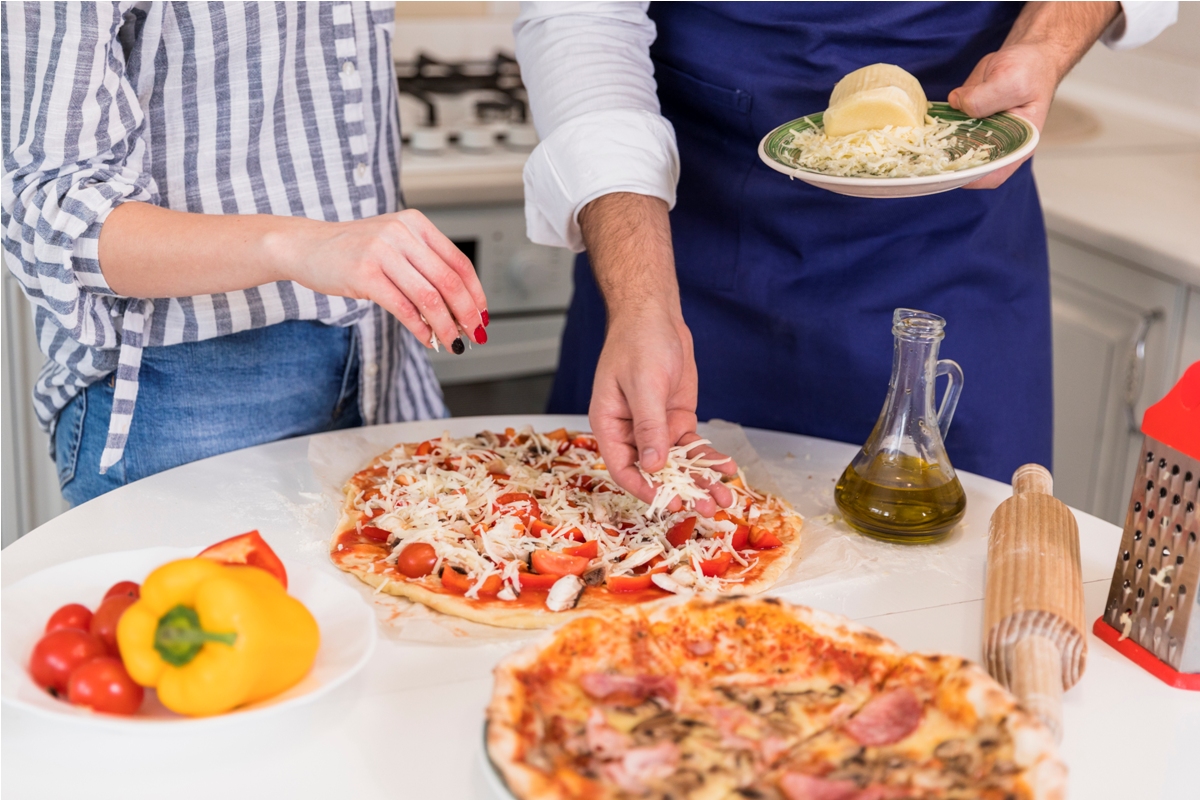 Ilustrasi membuat pizza homemade.