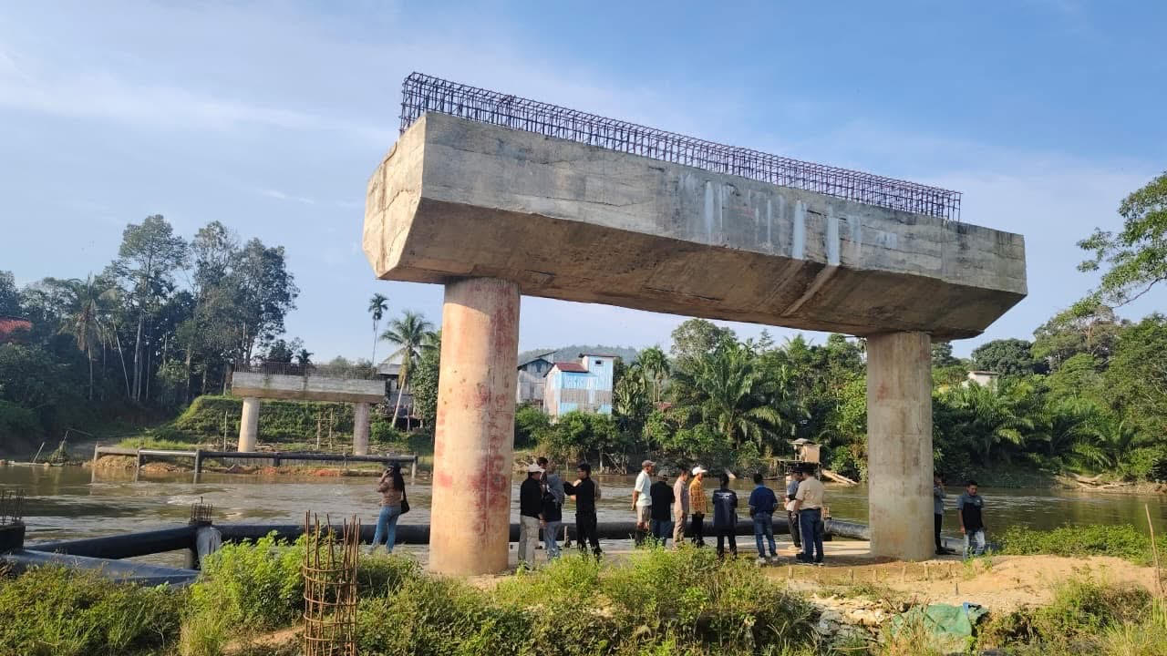 TINJAU : Sejumlah anggota DPRD Ketapang dari Komisi IV, meninjau pembangunan jembatan di Desa Periangan, Jelai Hulu, Kamis (9/10).