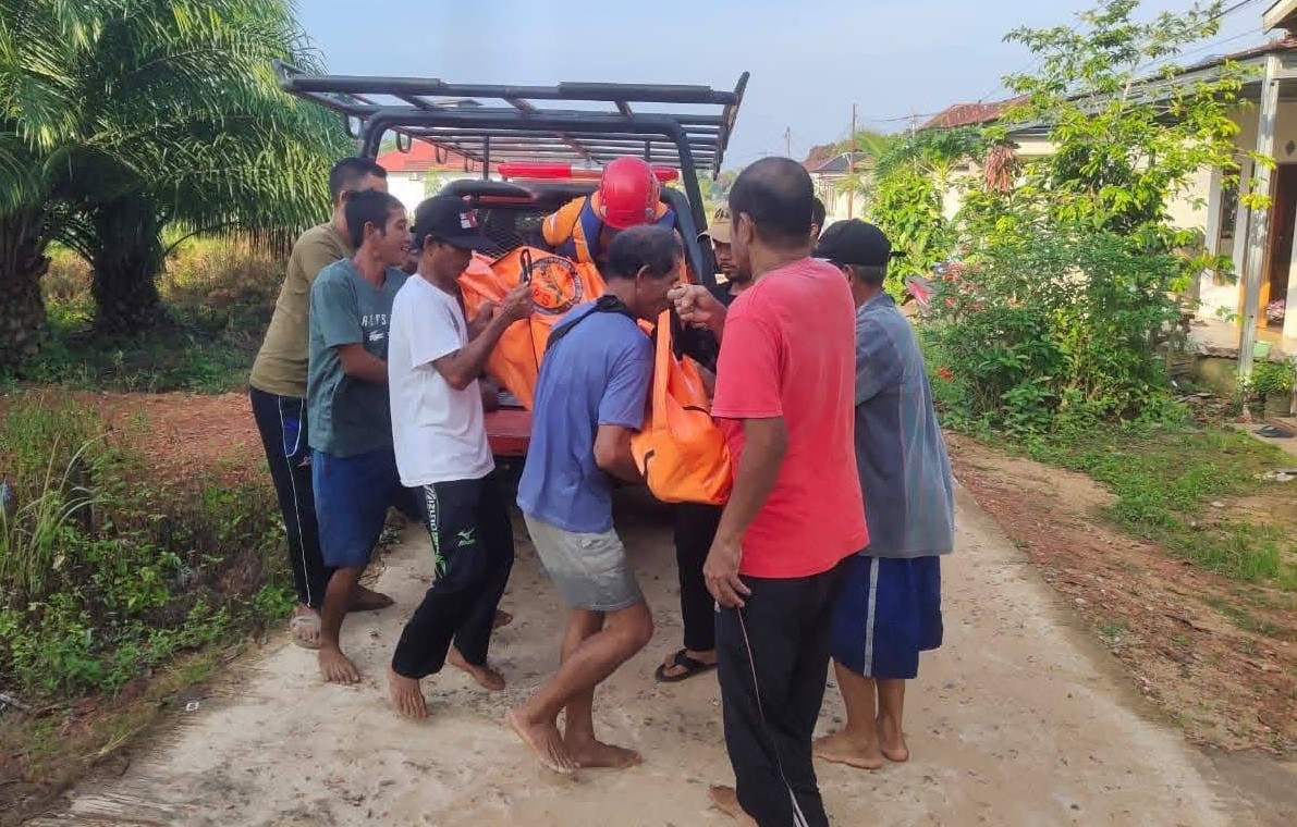 EVAKUASI : Satu dari tiga siswa yang tenggelam di Kendawangan, berhasil ditemukan dan dievakuasi oleh tim SAR gabungan.