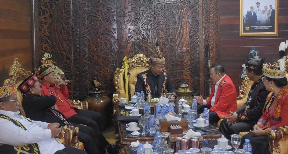 SILATURAHMI : Bupati Ketapang, Alexander Wilyo, dan sejumlah tokoh bersilaturahmi usai Ritual Adat Naik Jurongk Tinggi di Balai Kepatihan, Rabu (8/10) kemarin.