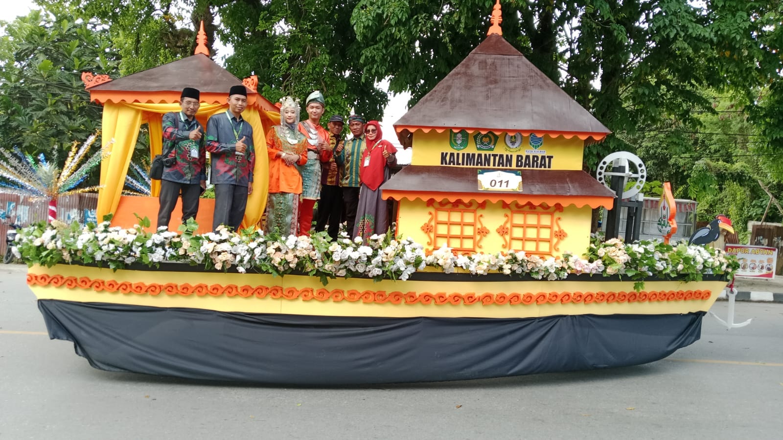 Kafilah Kalbar tampil memukau di STQH Nasional dengan mobil hias berbentuk perahu Kapuas, simbol harmoni budaya dan iman.