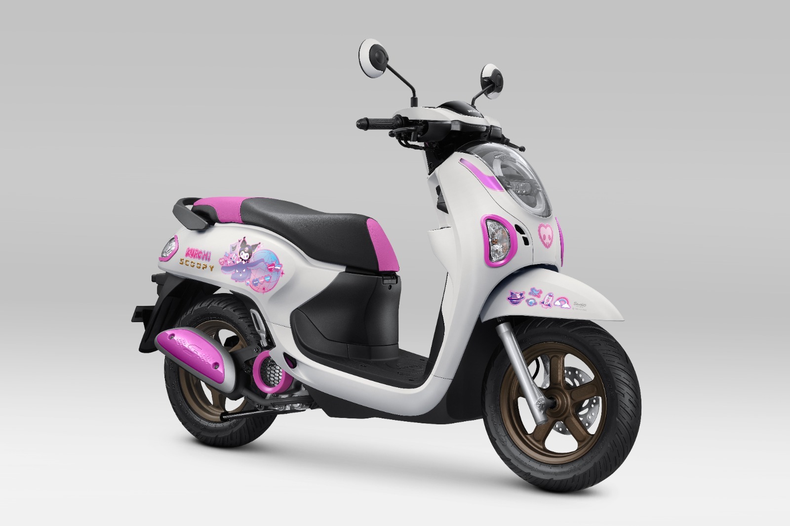Edisi terbatas Honda Scoopy Kuromi tampil penuh gaya dengan dominasi warna ungu khas karakter Sanrio.