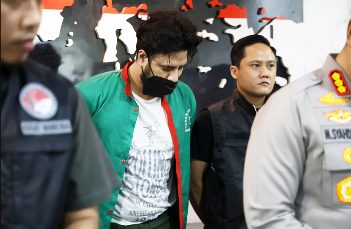 DITAHAN: Ammar Zoni berbaju tahanan saat ditangkap polisi beberapa tahun lalu dengan kasus Narkoba. Amaar kembali ditangkap pada pekan ini setelah ketahuan mengedarkan narkoba dari dalam penjara.