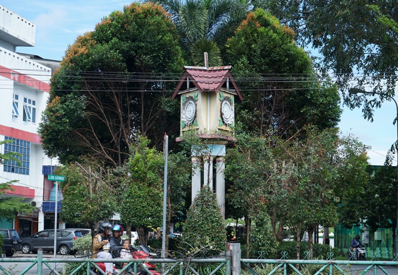 IKON KOTA: Tugu Jam Tiga Muka di Jalan Jenderal Sudirman yang kondisinya mulai kurang terawat dan kadang tertutup oleh rimbun pohon yang ditanam di sekitarnya.