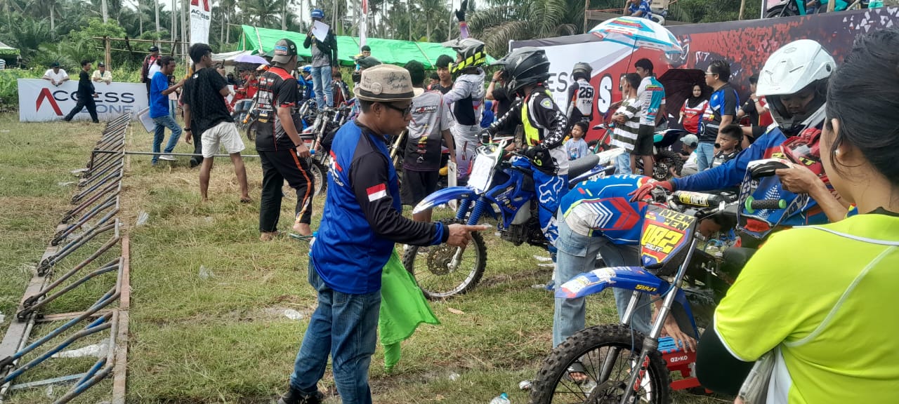 GRASSTRACK: Suasana Sirkuit Dataran Merdeka Simpang Empat saat kegiatan grasstrack