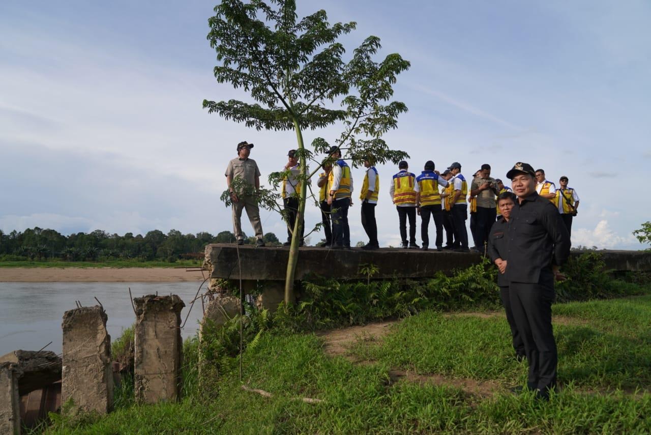 MENINJAU: Ketua Komisi V DPR RI Lasarus bersama Bupati Kapuas Hulu Fransiskus Diaan meninjau kondisi infrastruktur di wilayah perbatasan Kapuas Hulu&ndash;Sintang.