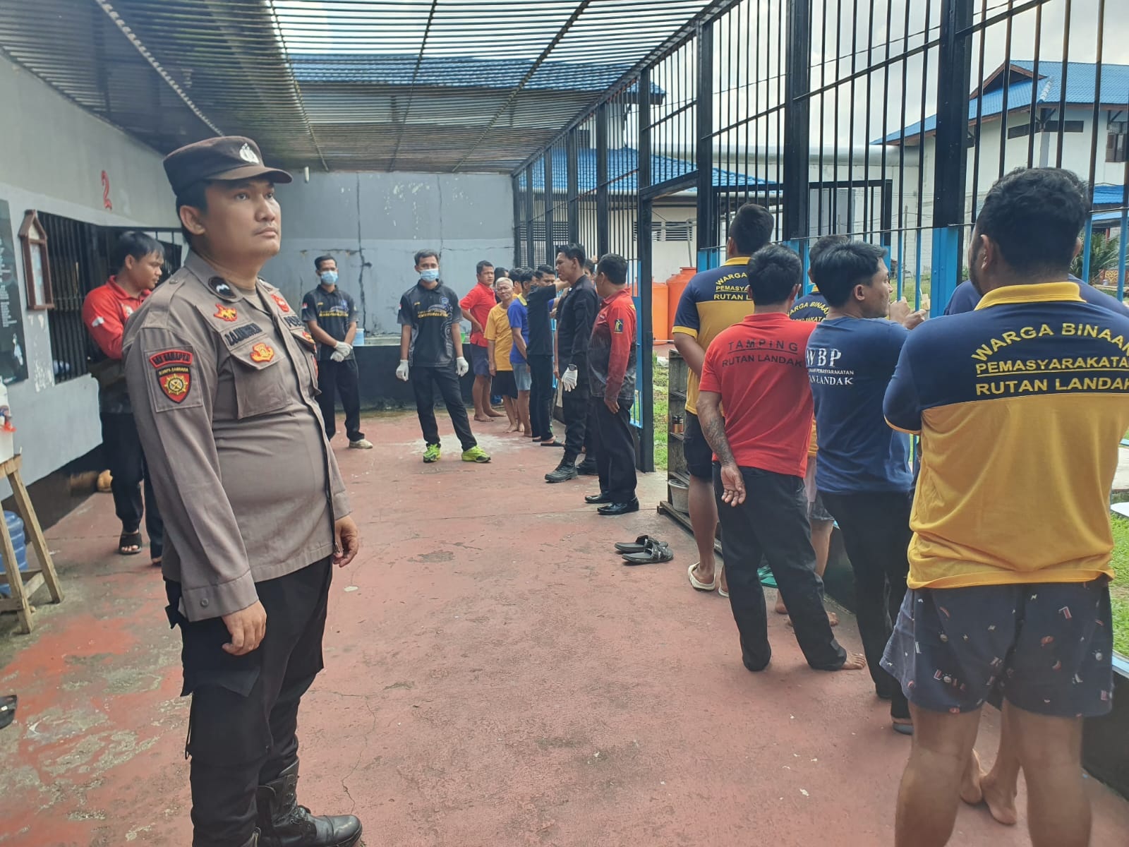 RAZIA: Petugas Rutan Landak bersama Polsek Ngabang saat memeriksa warga binaan dalam razia gabungan guna mencegah peredaran barang terlarang, Sabtu (11/10).