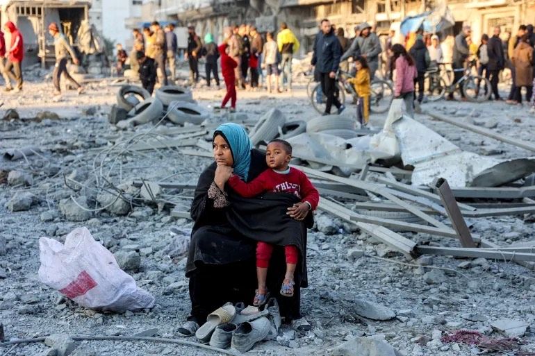 Potret warga gaza yang berada di antara puing-puing setelah Israel menghancurkan Gaza selama perangnya terhadap Palestina.