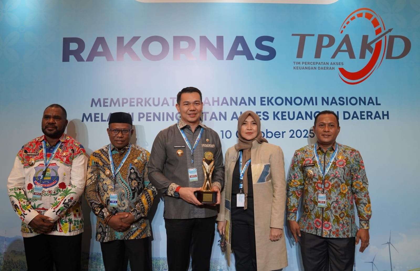 TERBAIK: Bupati Kapuas Hulu Fransiskus Diaan saat menerima penghargaan Terbaik Tingkat Kabupaten/Kota Wilayah Kalimantan dalam TPAKD Award 2025 di Jakarta, Jumat (10/10).