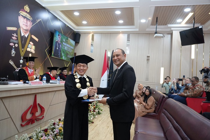 PROMOSI DOKTOR: Kapolda Kalbar  Irjen Pol. Pipit Rismanto, S.I.K., M.H. usai prosesi ujian promosi doktor ilmu hkum digelar di Universitas Trisakti, Jakarta, Sabtu (11/10).